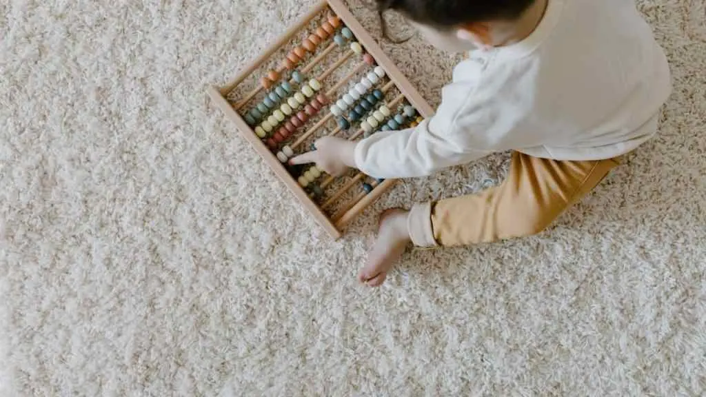Quels sont les meilleurs jeux Montessori pour un enfant d’âge préscolaire (en fonction de son âge) ?